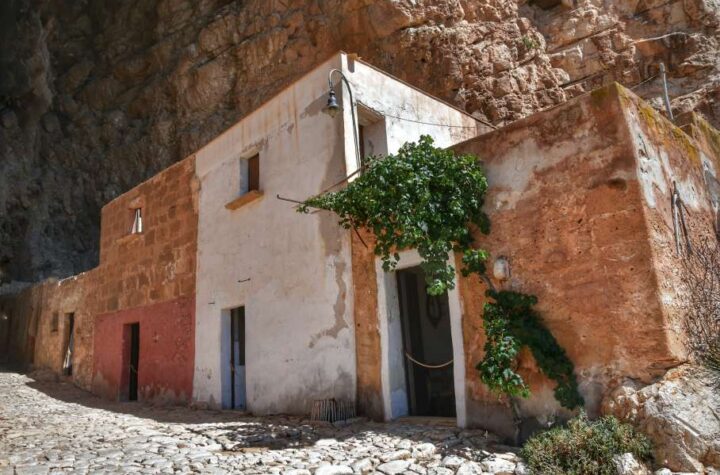 "case ingresso della grotta mangiapane sicilia"