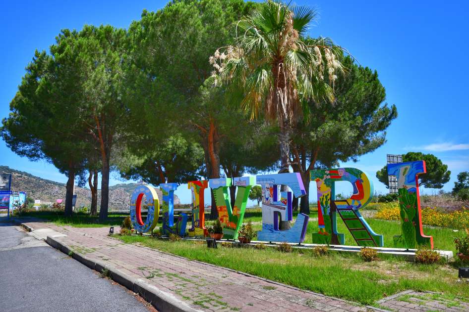 "scritta colorata oliveri provincia messina"