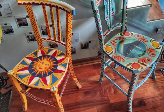 "artigianato siciliano sedie colorate"