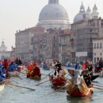 Carnevale di Venezia: domenica 5 febbraio le barche e le remiere in corteo sul Canal Grande