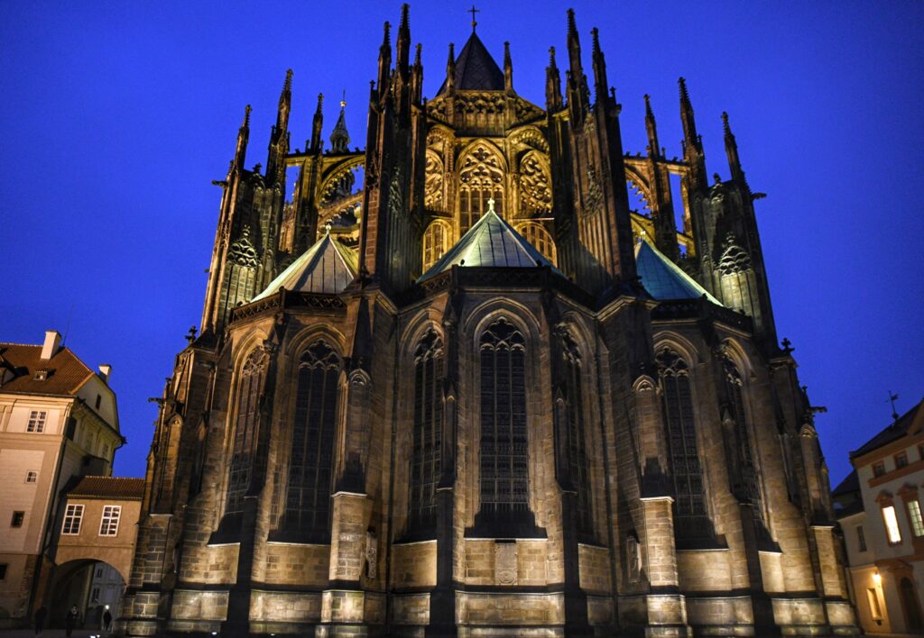 "cattedrale san vito di notte illuminata"