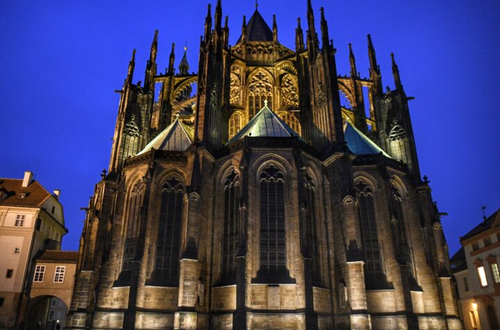 "cattedrale san vito di notte illuminata"