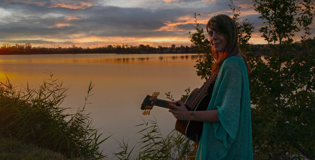 Ellen River è una cantautrice emiliana che scrive canzoni in perfetto stile Americana Music