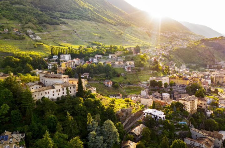 Lo sguardo spazia su Sondrio e la Valtellina